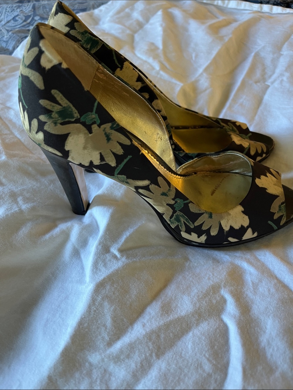 🌹 Bandolino Black Floral Peep-Toe Heels with Cream Accents.
